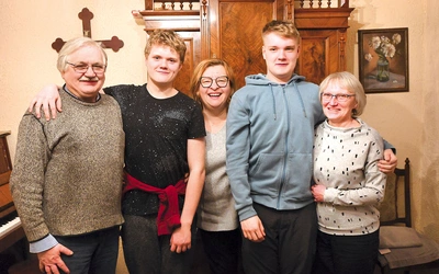 Anna i Beniamin Grzesikowie, ich wnuki Franek i Paweł Przesdzinkowie, a w środku Alicja Kałuża, sąsiadka państwa Grzesików i nauczycielka chłopców.