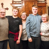 Anna i Beniamin Grzesikowie, ich wnuki Franek i Paweł Przesdzinkowie, a w środku Alicja Kałuża, sąsiadka państwa Grzesików i nauczycielka chłopców.