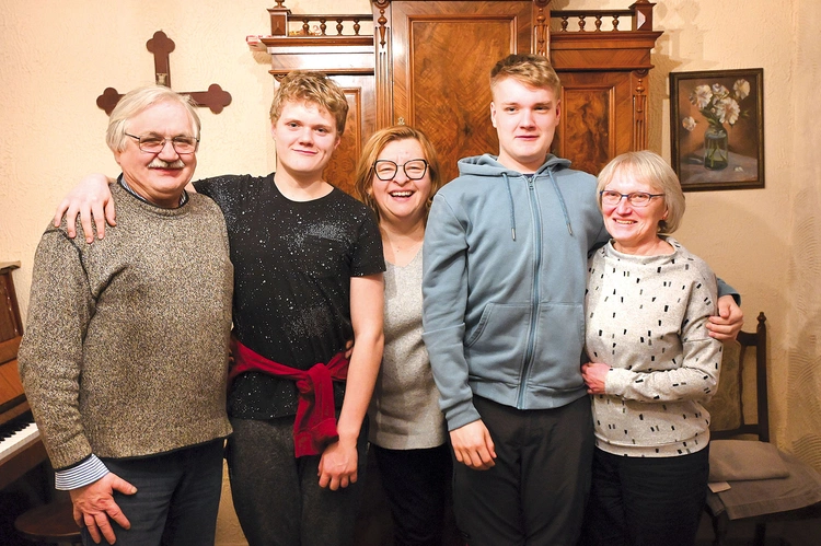 Anna i Beniamin Grzesikowie, ich wnuki Franek i Paweł Przesdzinkowie, a w środku Alicja Kałuża, sąsiadka państwa Grzesików i nauczycielka chłopców.