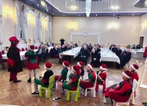 Podczas wydarzenia wychowankowie Domu Dziecka w Pieszycach zaprezentowali bożonarodzeniowy program artystyczny.
