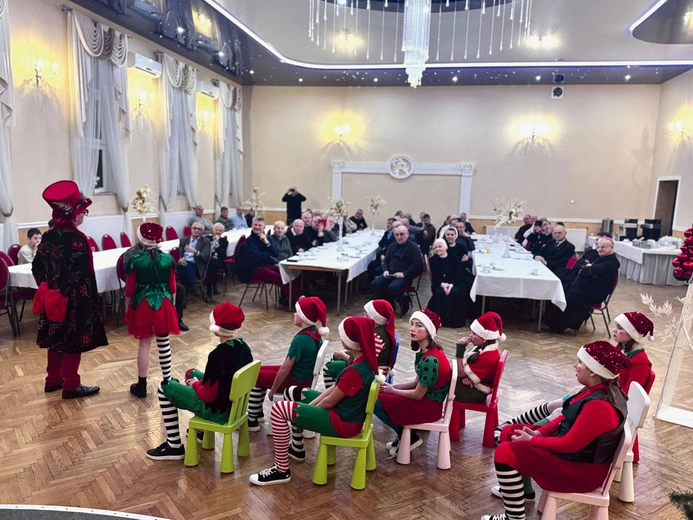 Podczas wydarzenia wychowankowie Domu Dziecka w Pieszycach zaprezentowali bożonarodzeniowy program artystyczny.