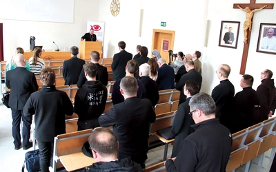 W raporcie widać jak na dłoni spadek wiary wśród ludzi, ale daleko mu do katastrofizmu.