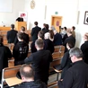 W raporcie widać jak na dłoni spadek wiary wśród ludzi, ale daleko mu do katastrofizmu.