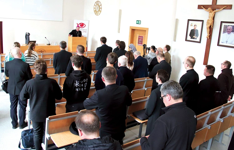 W raporcie widać jak na dłoni spadek wiary wśród ludzi, ale daleko mu do katastrofizmu.