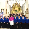 	Chórzyści z bp. Adamem Wodarczykiem.