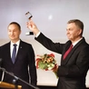 	Ginekolog z Białegostoku, tegoroczny laureat, zadedykował swoje wyróżnienie m.in. małżeństwom oczekującym na potomstwo. Po lewej stoi Wojciech Zięba, prezes Zarządu Polskiego Stowarzyszenia Obrońców Życia Człowieka.