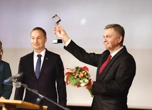 	Ginekolog z Białegostoku, tegoroczny laureat, zadedykował swoje wyróżnienie m.in. małżeństwom oczekującym na potomstwo. Po lewej stoi Wojciech Zięba, prezes Zarządu Polskiego Stowarzyszenia Obrońców Życia Człowieka.