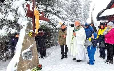 Otwarcie i poświęcenie miejsca przebiegało w zimowej scenerii.