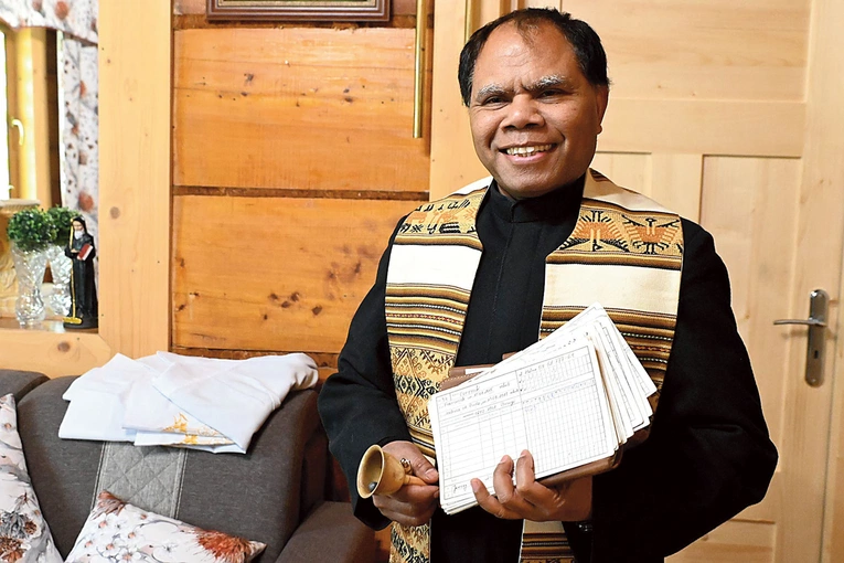 Duszpasterz zaraz wychodzi na wizytę kolędową. – Parafianie są bardzo gościnni, zwykle spędzam u nich pół godziny – podkreśla ks. Franciszek.