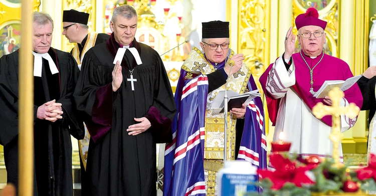 Na koniec liturgii wszyscy obecni przedstawiciele wyznań wspólnie udzielili zgromadzonym błogosławieństwa.