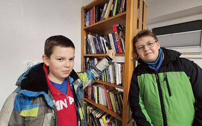 Ignacy (z lewej) i Michał nie uciekają od lektur.