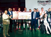 „Piłkarski poker” w Skierniewicach przełożył się na efekt zbiórki dobroczynnej.