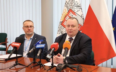 Łukasz Molenda, wiceprezydent Radomia (z prawej), i Sebastian Równy, dyrektor Wydziału Kultury Urzędu Miejskiego.