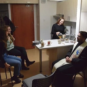 Kolęda w pokoju studenckim Zuzanny Dziwińskiej.