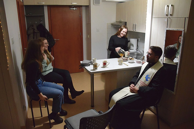 Kolęda w pokoju studenckim Zuzanny Dziwińskiej.