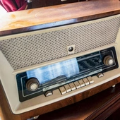 Gramofony, patefony i pozytywki stopniowo były wypierane przez radioodbiorniki.