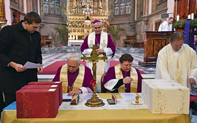 Wstępne badanie domniemanego cudu za wstawiennictwem sługi Bożego prowadzi komisja powołana w diecezji, w której ten cud się zdarzył. Zebrana dokumentacja trafia następnie do watykańskiej Dykasterii Spraw Kanonizacyjnych.