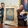 Kacper i Dominika Dobkowscy z córkami: cudownie uzdrowioną Esterką i maleńką Anielą.