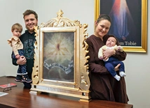 Kacper i Dominika Dobkowscy z córkami: cudownie uzdrowioną Esterką i maleńką Anielą.