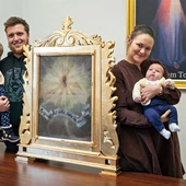 Kacper i Dominika Dobkowscy z córkami: cudownie uzdrowioną Esterką i maleńką Anielą.