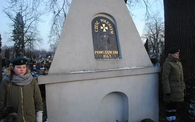 Obelisk na cmentarzu parafilanym w Stalowej Woli.