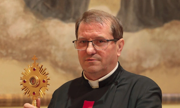 Ojciec Jacek Mond z relikwiami założyciela zgromadzenia, św. Kamila