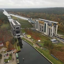 Wielka winda wynosi barki w kilka minut na wysokość 36 metrów Stara podnośnia i nowa po prawej działają na tej samej zasadzie. Wanna wypełniona wodą jest idealnie zbalansowana z betonowymi przeciwwagami. Dzięki temu moc silników może być minimalna i musi właściwie tylko wprawić w ruch koła z nawiniętą liną 