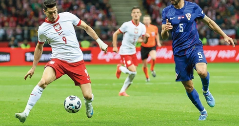 Robert Lewandowski z orzełkiem na piersi występuje 17 lat. Wciąż jest siłą napędową drużyny, która w tym roku powalczy o awans na turniej mistrzostw świata 
