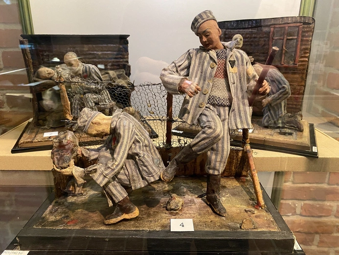 Sceny z życia więźniów niemieckich obozów koncentracyjnych