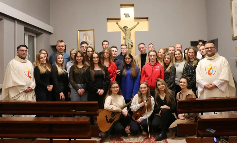 Uczestnicy z księżmi Adrianem Jakubiakiem (z lewej) i Mariuszem Chamerskim w kaplicy seminaryjnej.