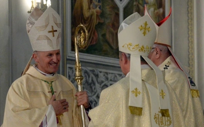 Bp Marek Solarczyk otrzymał pastorał, symbol władzy pasterskiej, którym posługiwał się pierwszy biskup radomski - bp Edward Materski.