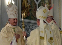 Bp Marek Solarczyk otrzymał pastorał, symbol władzy pasterskiej, którym posługiwał się pierwszy biskup radomski - bp Edward Materski.