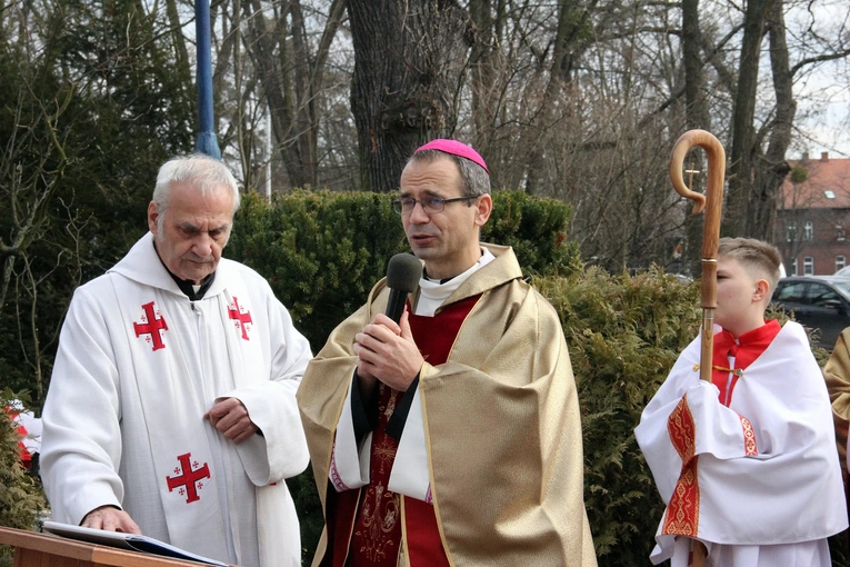 Otwarcie Roku Jubileuszowego i przejście przez bramę na wrocławskim Brochowie