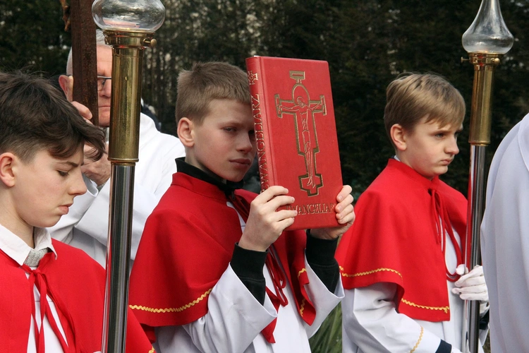 Otwarcie Roku Jubileuszowego i przejście przez bramę na wrocławskim Brochowie