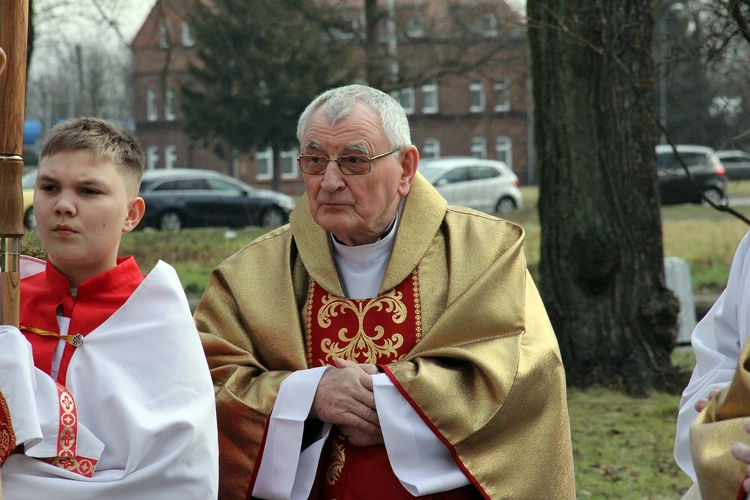 Otwarcie Roku Jubileuszowego i przejście przez bramę na wrocławskim Brochowie