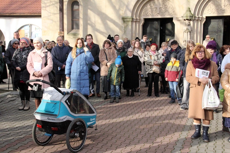 Otwarcie Roku Jubileuszowego i przejście przez bramę na wrocławskim Brochowie