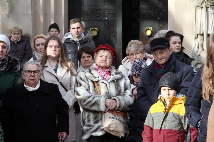 Otwarcie Roku Jubileuszowego i przejście przez bramę na wrocławskim Brochowie
