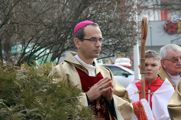 Otwarcie Roku Jubileuszowego i przejście przez bramę na wrocławskim Brochowie