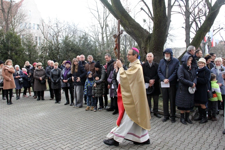 Otwarcie Roku Jubileuszowego i przejście przez bramę na wrocławskim Brochowie