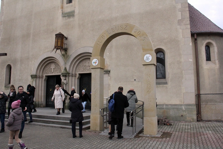 Otwarcie Roku Jubileuszowego i przejście przez bramę na wrocławskim Brochowie