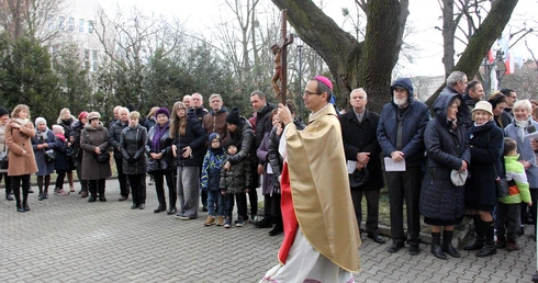 Otwarcie Roku Jubileuszowego i przejście przez bramę na wrocławskim Brochowie