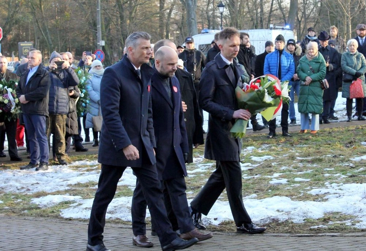 Pod pomnikiem Ofiar Tragedii Górnośląskiej