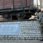 Pod pomnikiem Ofiar Tragedii Górnośląskiej