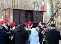 Pod pomnikiem Ofiar Tragedii Górnośląskiej