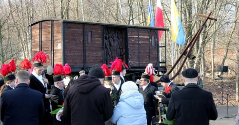 Pod pomnikiem Ofiar Tragedii Górnośląskiej