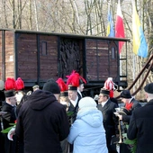 Pod pomnikiem Ofiar Tragedii Górnośląskiej