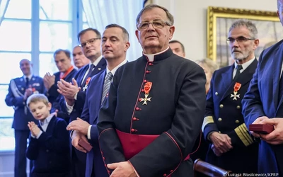 Z Krzyżem Oficerskim Orderu Odrodzenia Polski 