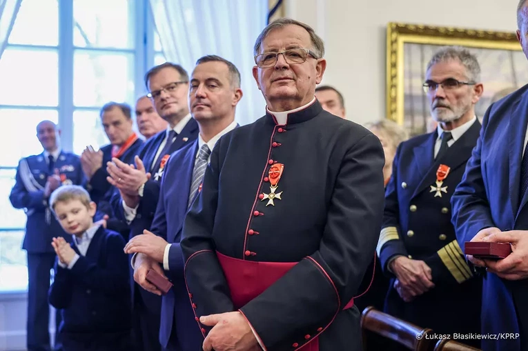 Z Krzyżem Oficerskim Orderu Odrodzenia Polski 