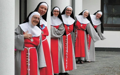 Przychodzą ze świata przepełnionego miałkością, bo pociąga ich to, co radykalne i świeże. Osoby konsekrowane są jak sól