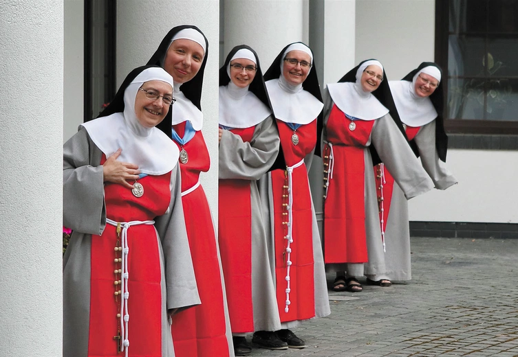 Przychodzą ze świata przepełnionego miałkością, bo pociąga ich to, co radykalne i świeże. Osoby konsekrowane są jak sól